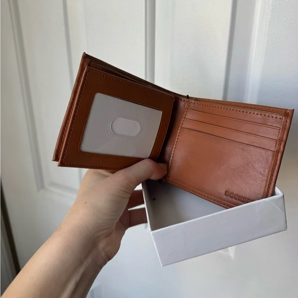 Dockers sleek trifold